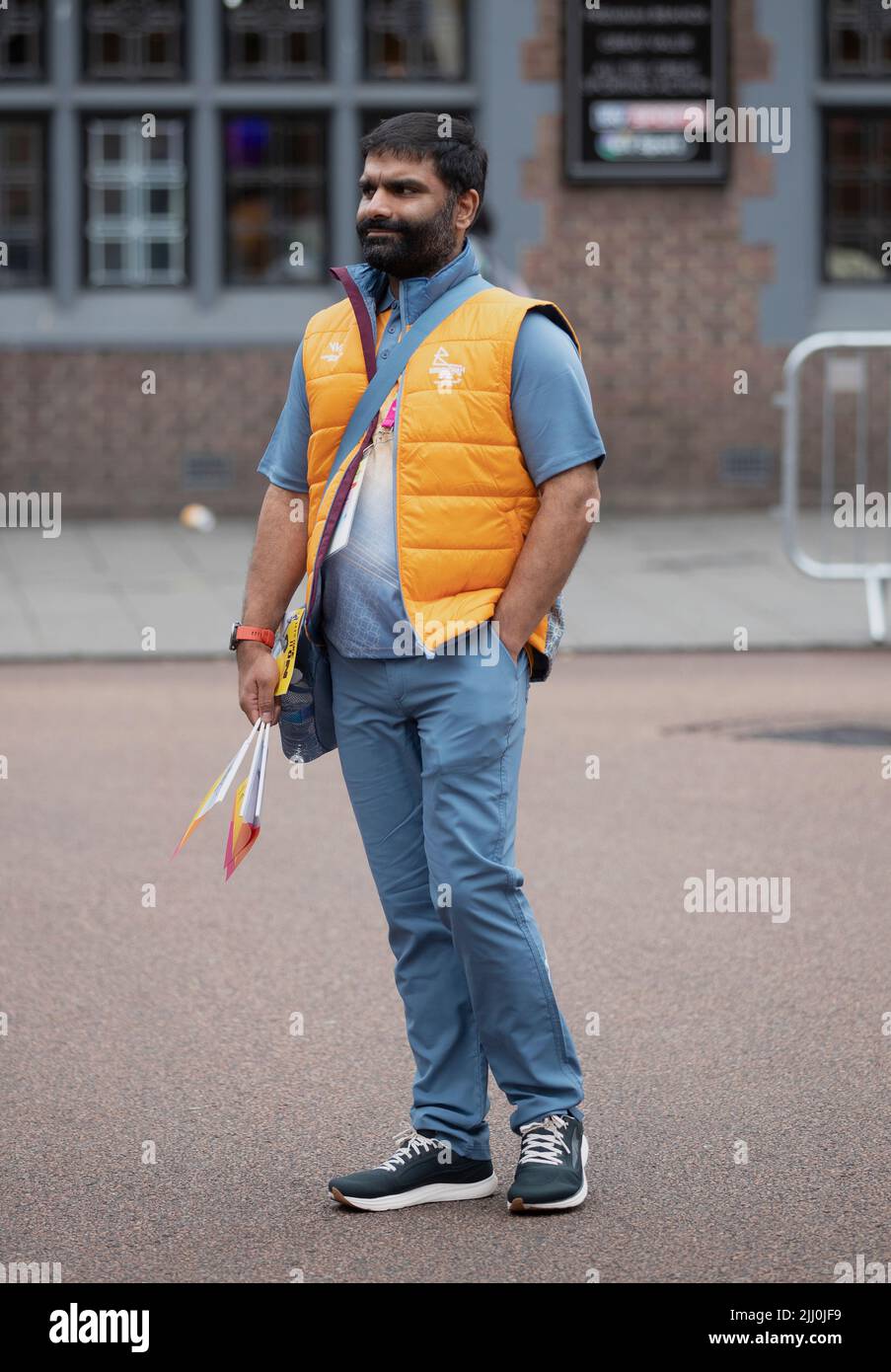 Ein ehrenamtlicher Teilnehmer der Commonwealth Games, der das Baton der Königin durch das Zentrum von Coventry führt. Stockfoto