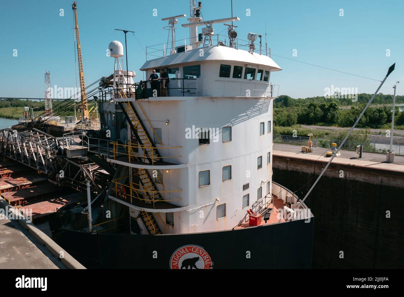 Frachtschiff, das in eine Schleuse im welland-Kanal eindringt Stockfoto