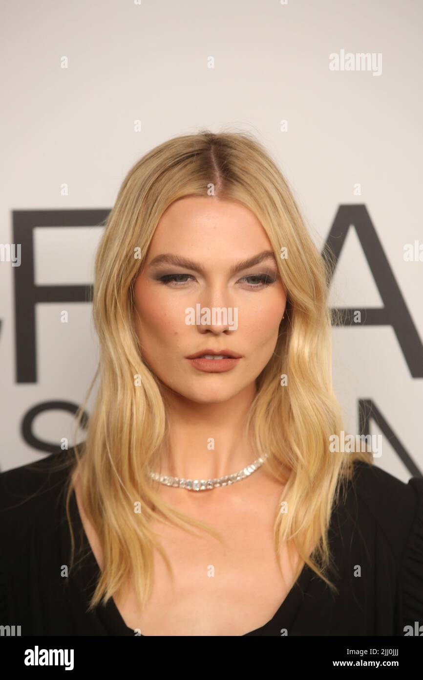 DIE CFDA Fashion Awards 2021, veranstaltet von Emily Blunt, ehren Zendaya, Anya Taylor-Joy, Dapper Dan, Aurora James Rebecca Goodstein, Nina Garcia, Sara Schiff und Yeohlee am POOL + THE GRILL Featuring: Karlie Kloss wo: New York, New York, USA Wann: 11 Nov 2021 Credit: Derrick Salters/WENN Stockfoto
