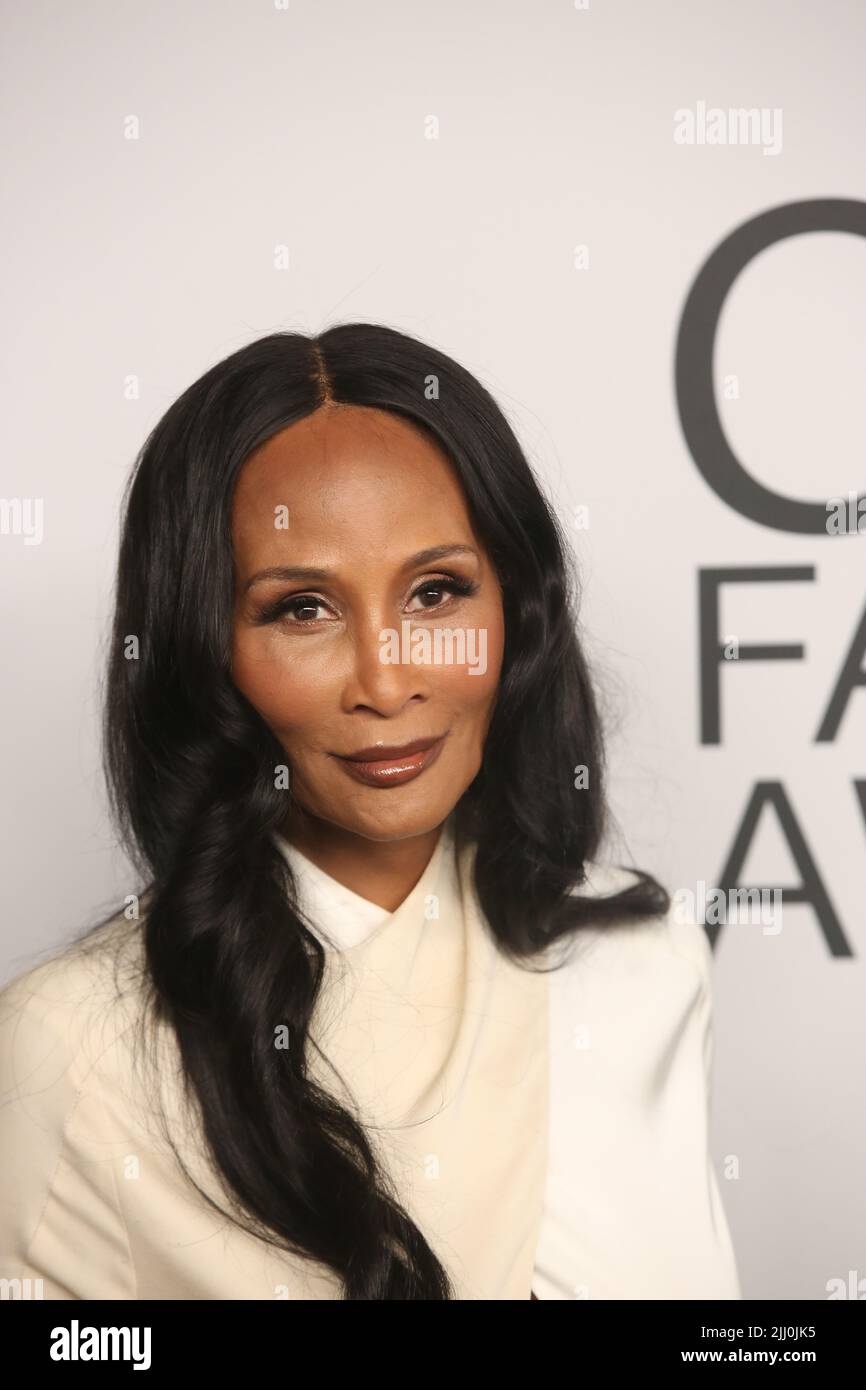 DIE CFDA Fashion Awards 2021, veranstaltet von Emily Blunt, ehren Zendaya, Anya Taylor-Joy, Dapper Dan, Aurora James Rebecca Goodstein, Nina Garcia, Sara Schiff und Yeohlee am POOL + THE GRILL Featuring: Iman wo: New York, New York, USA Wann: 11 Nov 2021 Credit: Derrick Salters/WENN Stockfoto