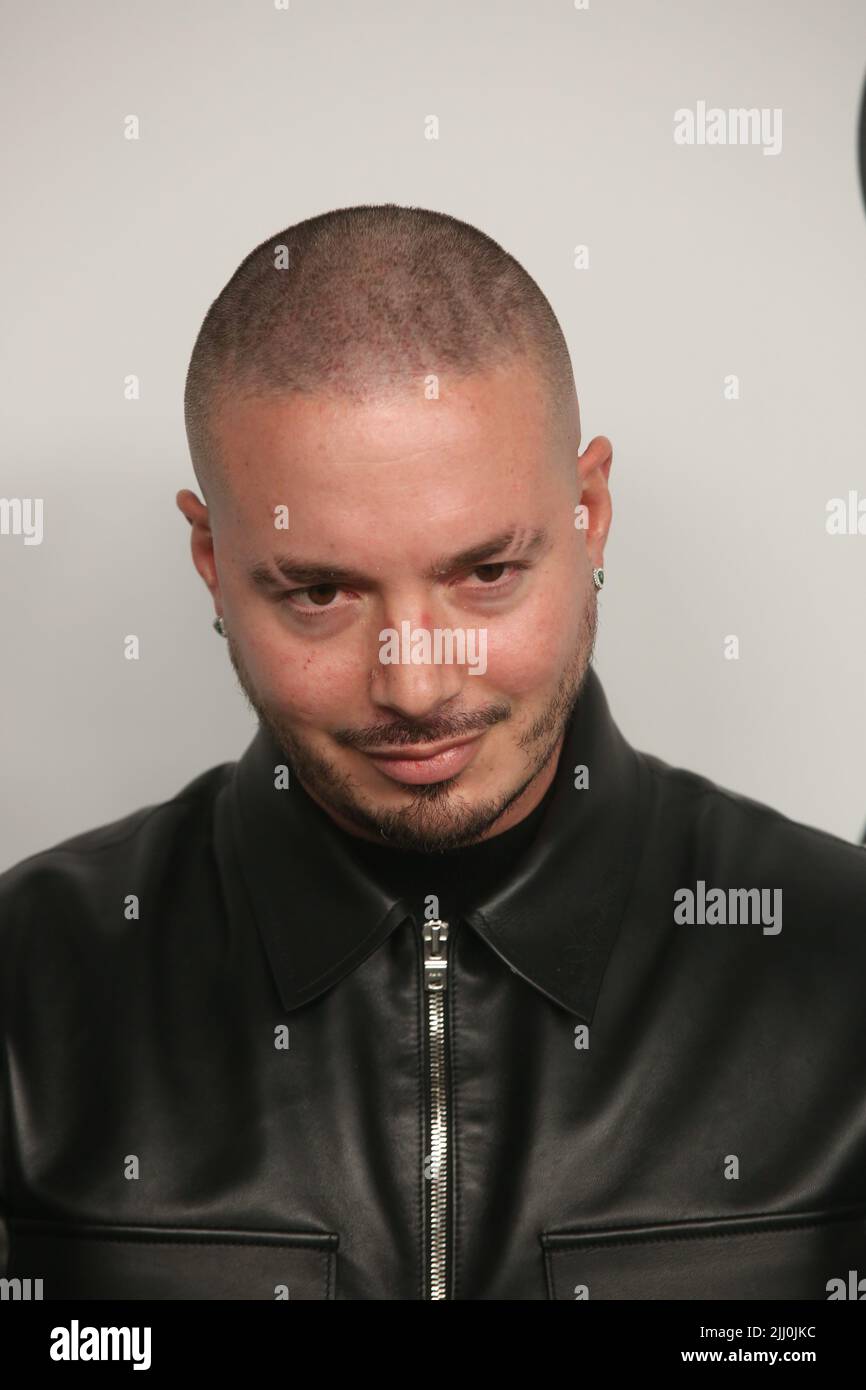 DIE CFDA Fashion Awards 2021, veranstaltet von Emily Blunt, ehren Zendaya, Anya Taylor-Joy, Dapper Dan, Aurora James Rebecca Goodstein, Nina Garcia, Sara Schiff und Yeohlee am POOL + THE GRILL Featuring: J. Balvin wo: New York, New York, USA Wann: 11 Nov 2021 Credit: Derrick Salters/WENN Stockfoto