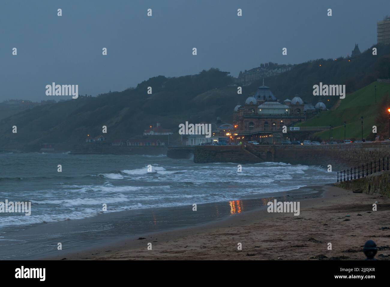 Stürmische Herbsttwilight in Scarborough Stockfoto