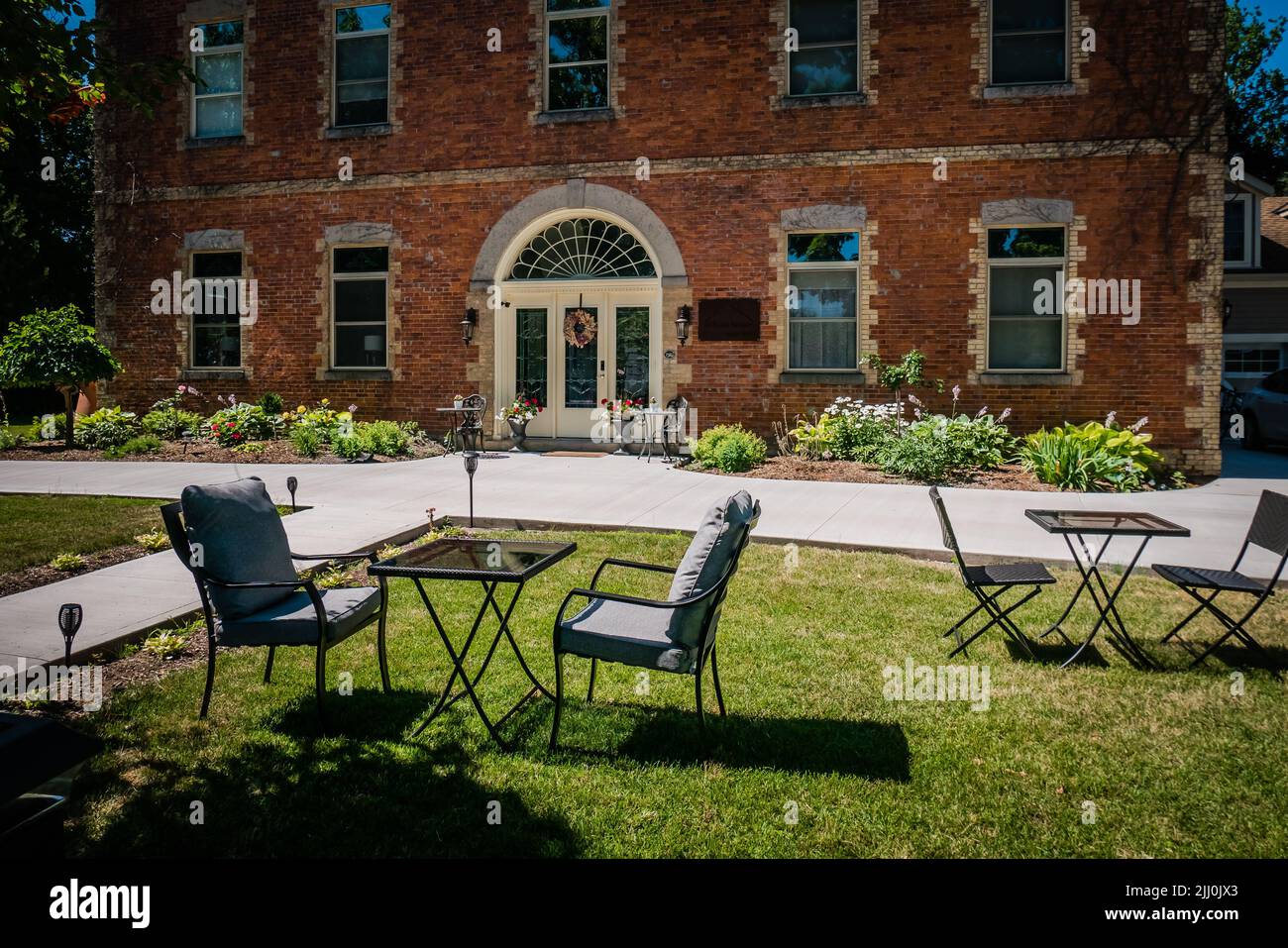Terrassenmöbel außerhalb eines ziegelhauses, Sommer, Outdoor, Lifestyle Stockfoto