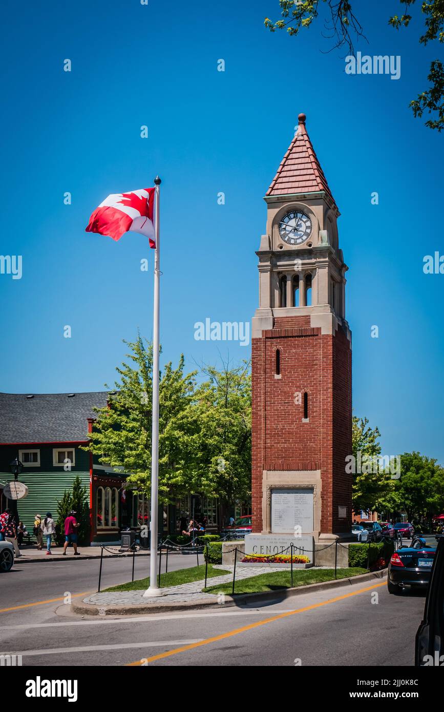 Der Memorial Clock Tower oder Kenotaph von Niagara-on-the-Lake wurde als Denkmal für die Bewohner der Stadt errichtet, die während des ersten Weltkrieges bei einer Aktion getötet wurden. It Stockfoto