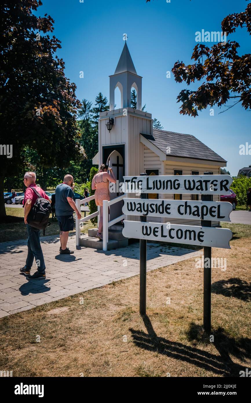 Touristen besuchen die kleinste Kirche in kanada, lebendige Wasser Wegrand Kapelle Stockfoto