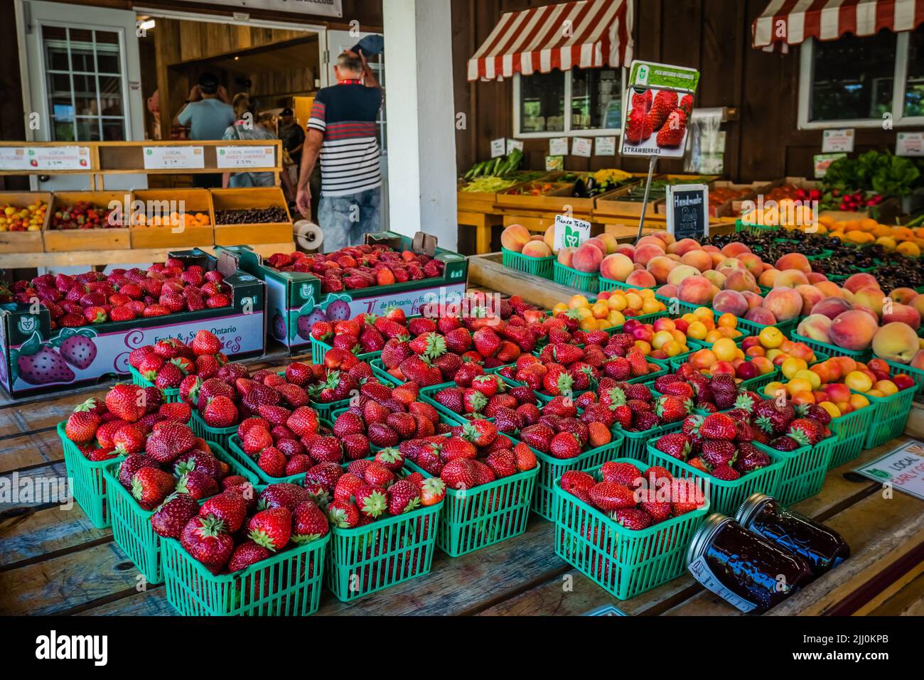 Ein lokaler Bauernmarkt, der im Sommer frisches Obst verkauft Stockfoto
