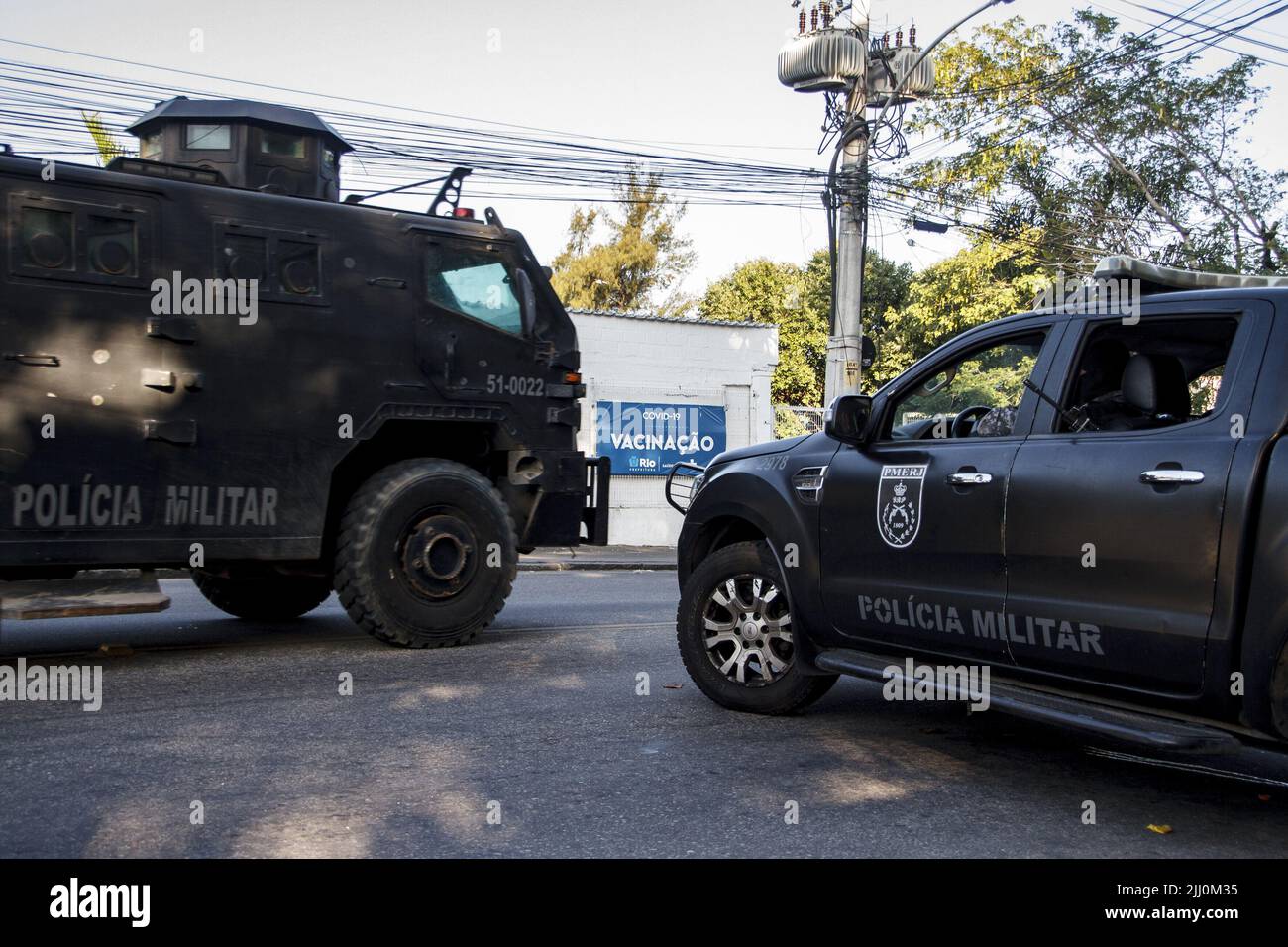 21. Juli 2022, Rio de Janeiro, Rio de Janeiro, Brasilien: (INT) bei einem Polizeieinsatz in Complexo do Alemao in Rio de Janeiro sind mindestens 5 Menschen gestorben. 21. Juli 2022, Rio de Janeiro, Brasilien: Der Einsatz der Militärpolizei und der Zivilpolizei in Complexo do Alemao, Rio de Janeiro, am Donnerstag (21), führte laut offizieller Bilanz zum Tod von mindestens fünf Personen. Offiziell gab die Militärpolizei an, dass einer ihrer Agenten mitten in der Aktion starb. Bewohner berichteten, dass eine Frau in einem Auto von einem Militärpolizisten ermordet wurde Ã¢â‚¬'' ihr Tod wurde bestätigt Stockfoto