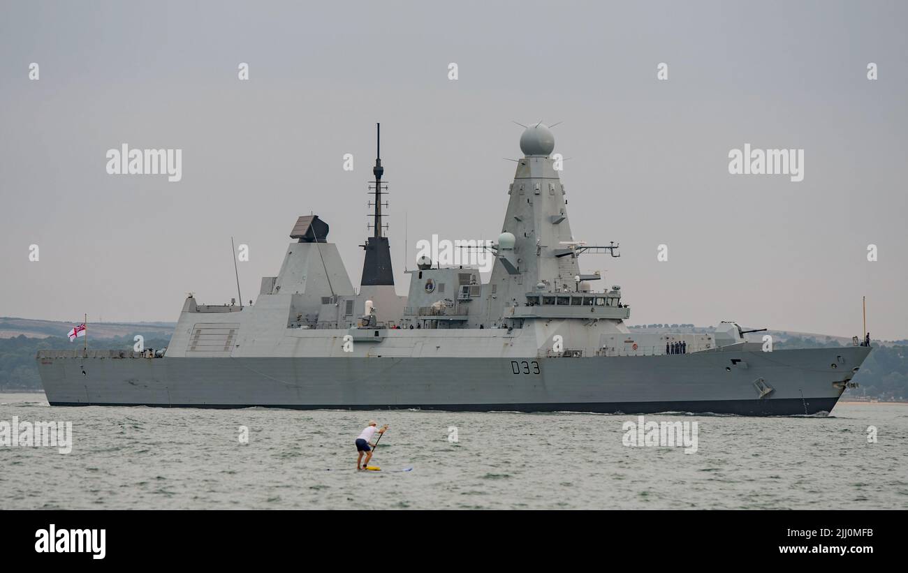 Die Royal Navy Luftverteidigungszerstörerin HMS Dauntless (D33) nähert sich Portsmouth, Großbritannien am 21/7/2022. Stockfoto