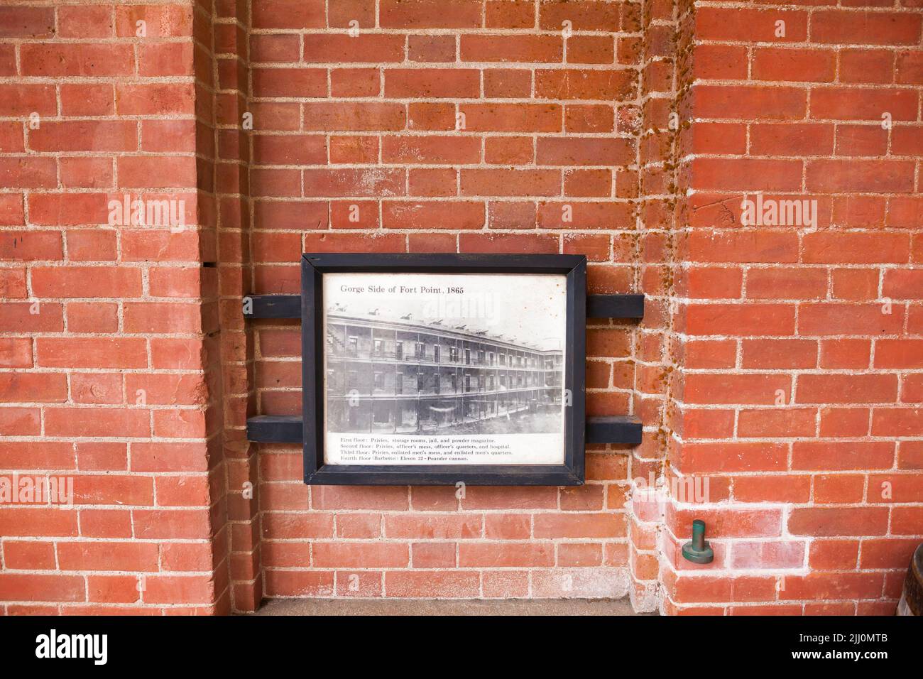 Beschilderung vor dem Gebäude der nationalen historischen Stätte von Fort Point, San Francisco, Kalifornien, USA Stockfoto