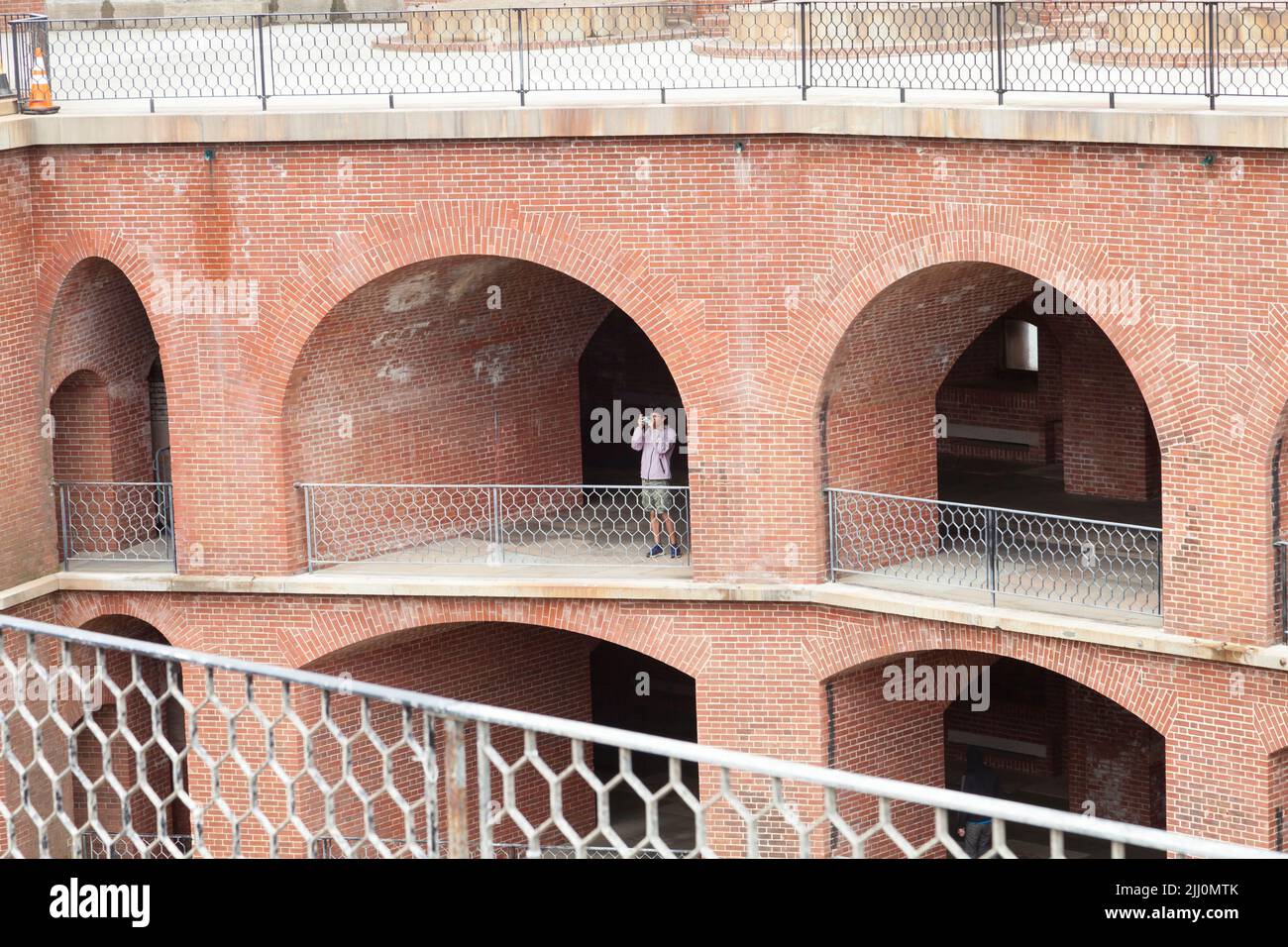 Mann, der Fotos in Fort Point, San Francisco, Kalifornien, USA macht Stockfoto