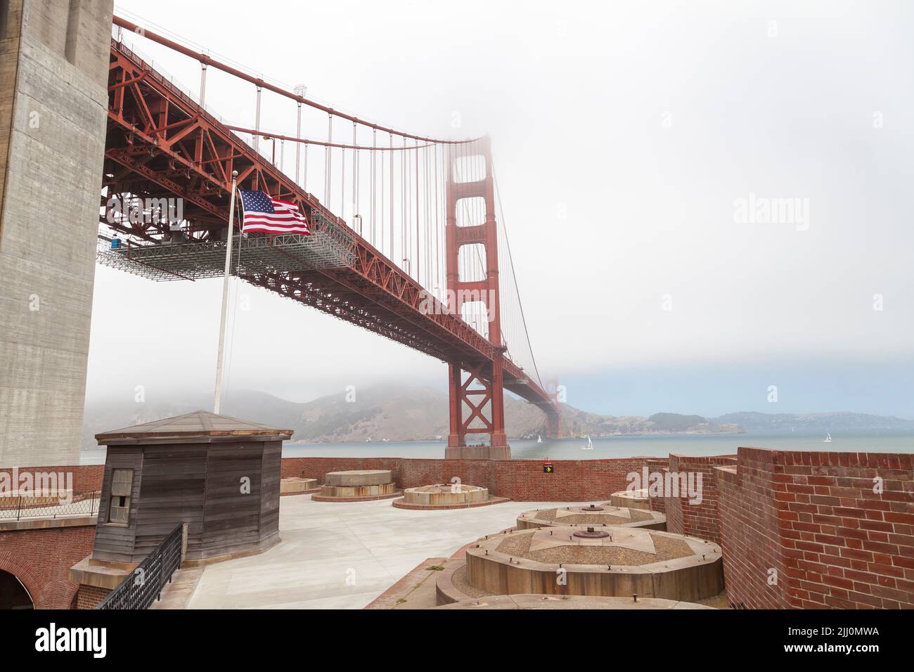 Blick auf die Golden Gate Bridge vom Dach von Fort Point, San Francisco, Kalifornien, USA Stockfoto