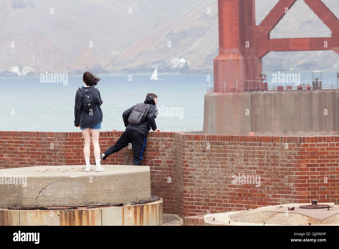 Besucher stehen auf dem Dach von Fort Point, San Francisco, Kalifornien, USA Stockfoto
