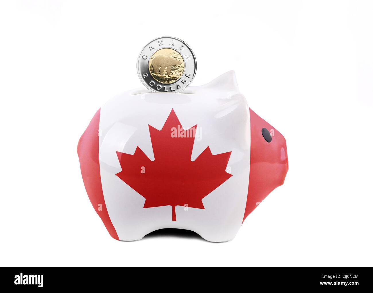 Kanada Inflationskonzept mit Sparschwein in kanadischer Flagge mit Münzeinlage gemalt. Konzept der Einsparungen aufgrund steigender Zinsen und hoher Inflation Stockfoto