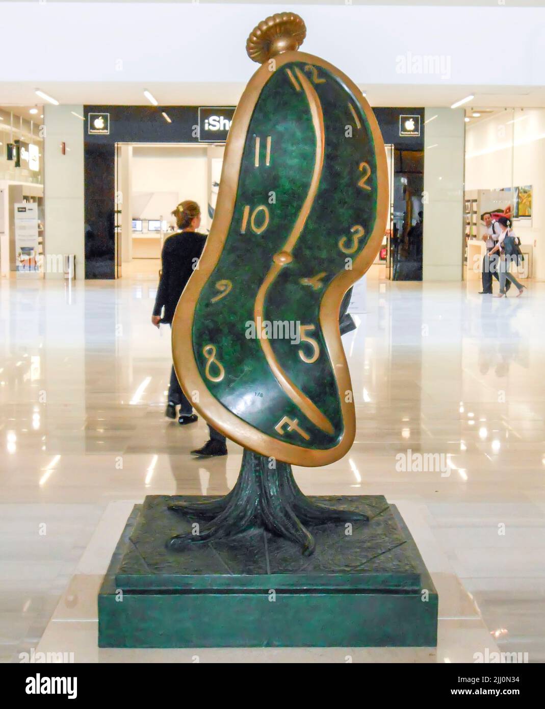 Salvador Dalis geschmolzene Uhrenskulptur im Einkaufszentrum Carso. Mexiko-Stadt, Mexiko Stockfoto