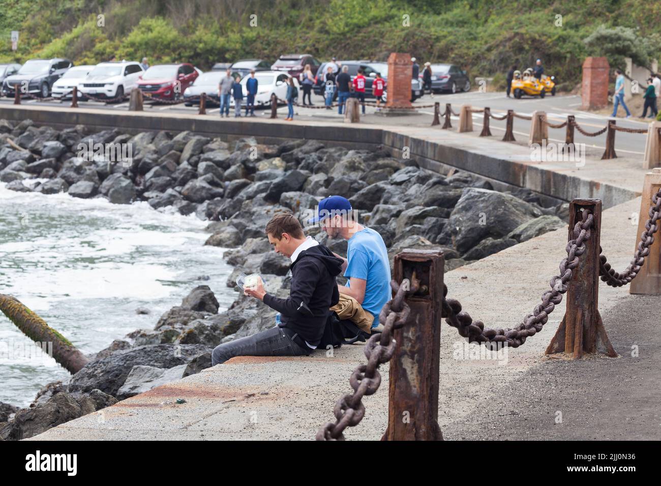Zwei Freunde, die eine Mittagspause in Fort Point, San Francisco, Kalifornien, USA, machen Stockfoto