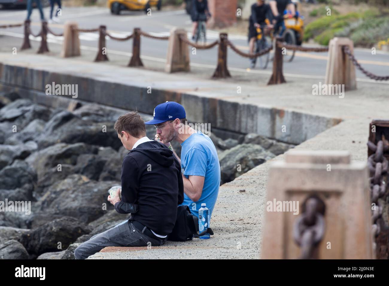 Zwei Freunde, die eine Mittagspause in Fort Point, San Francisco, Kalifornien, USA, machen Stockfoto