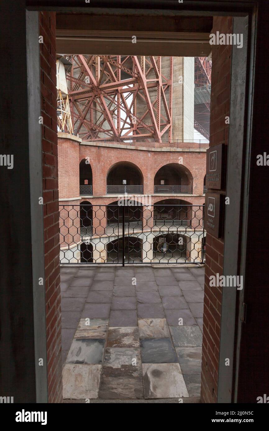 Blick auf das Fort Point Gebäude durch eine Tür, San Francisco, Kalifornien, USA Stockfoto