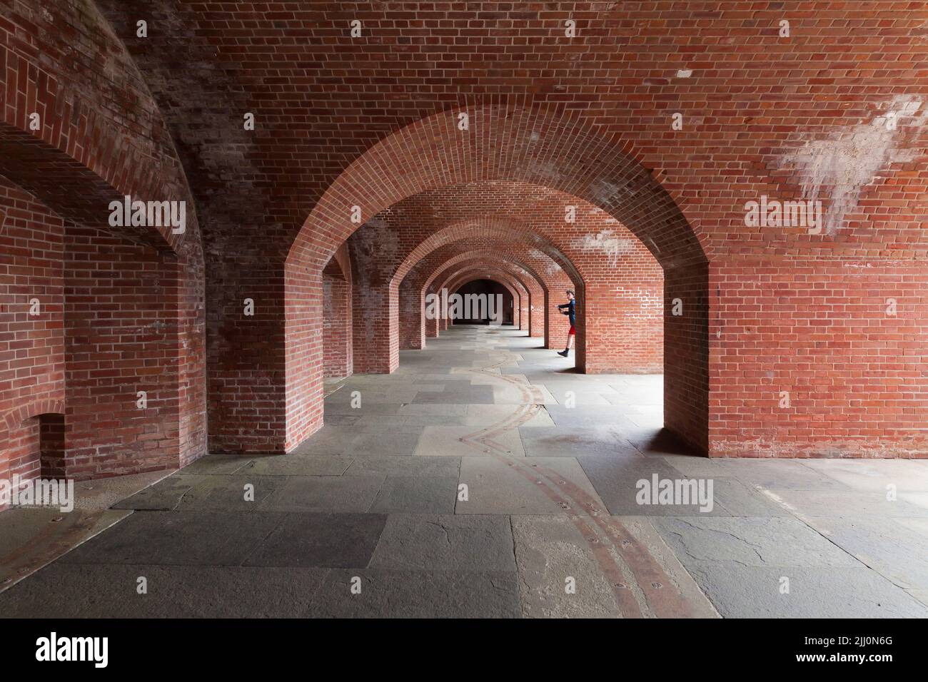 Ziegelkorridor und Bögen an der natürlichen historischen Stätte von Fort Point, San Francisco, Kalifornien, USA Stockfoto
