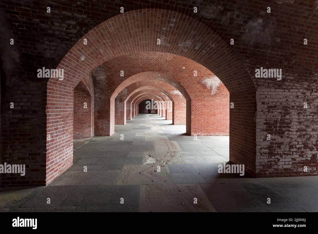 Ziegelkorridor und Bögen an der natürlichen historischen Stätte von Fort Point, San Francisco, Kalifornien, USA Stockfoto