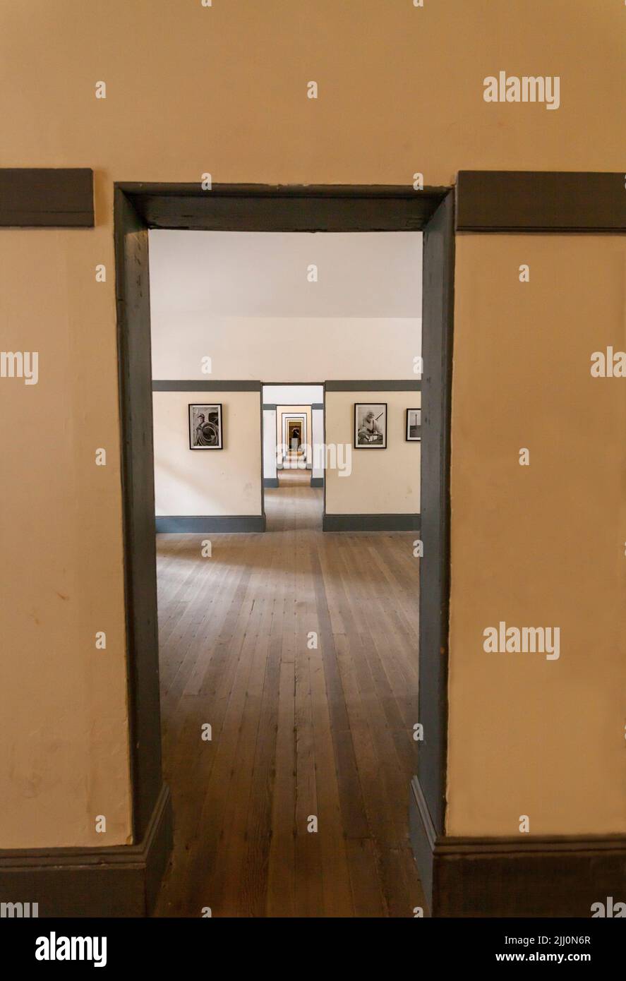 Langer Korridor mit Türen in Fort Point, San Francisco, Kalifornien, USA Stockfoto