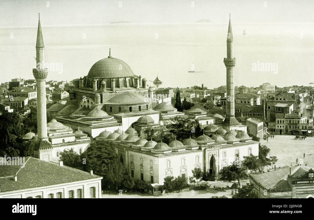 Dieses Bild aus dem Jahr 1910 zeigt die Moschee von Bayezid II. In Konstantinopel (heute Istanbul). Bayezid II. (Gestorben 1512) war der ältere Sohn des Sultans Mehmed II., der 1453 Konstantinopel eroberte. Nach dem Tod seines Vaters im Jahr 1481 bestritt sein Bruder Cem die Nachfolge. Bayezid, unterstützt von einer starken Fraktion von Gerichtsbeamten in Konstantinopel, gelang es, den Thron zu übernehmen Stockfoto