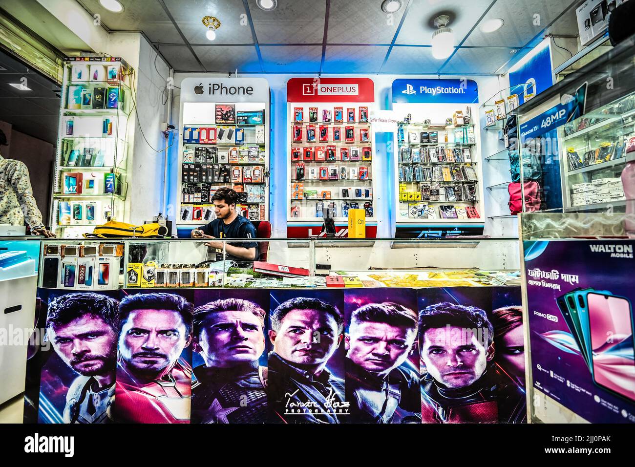 Ein lokaler, von Marvel Cinematic Universe inspirierter Handyshop in Bangladesch Stockfoto