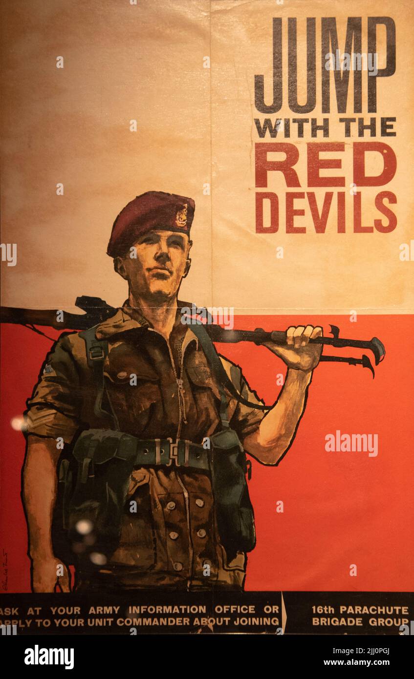 Ein Rekrutierungsplakat der britischen Armee für das Fallschirmregiment (auch bekannt als die Paras oder die Roten Berets), ein öffentliches Schauteam der Roten Teufel Stockfoto