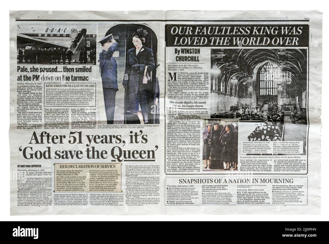 Eine Reproduktion einer Daily Mail Doppelseite, die über Prinzessin Elizabeth zum Zeitpunkt des Todes ihres Vaters (König George VI.) und ihres Beitritts zum t Stockfoto