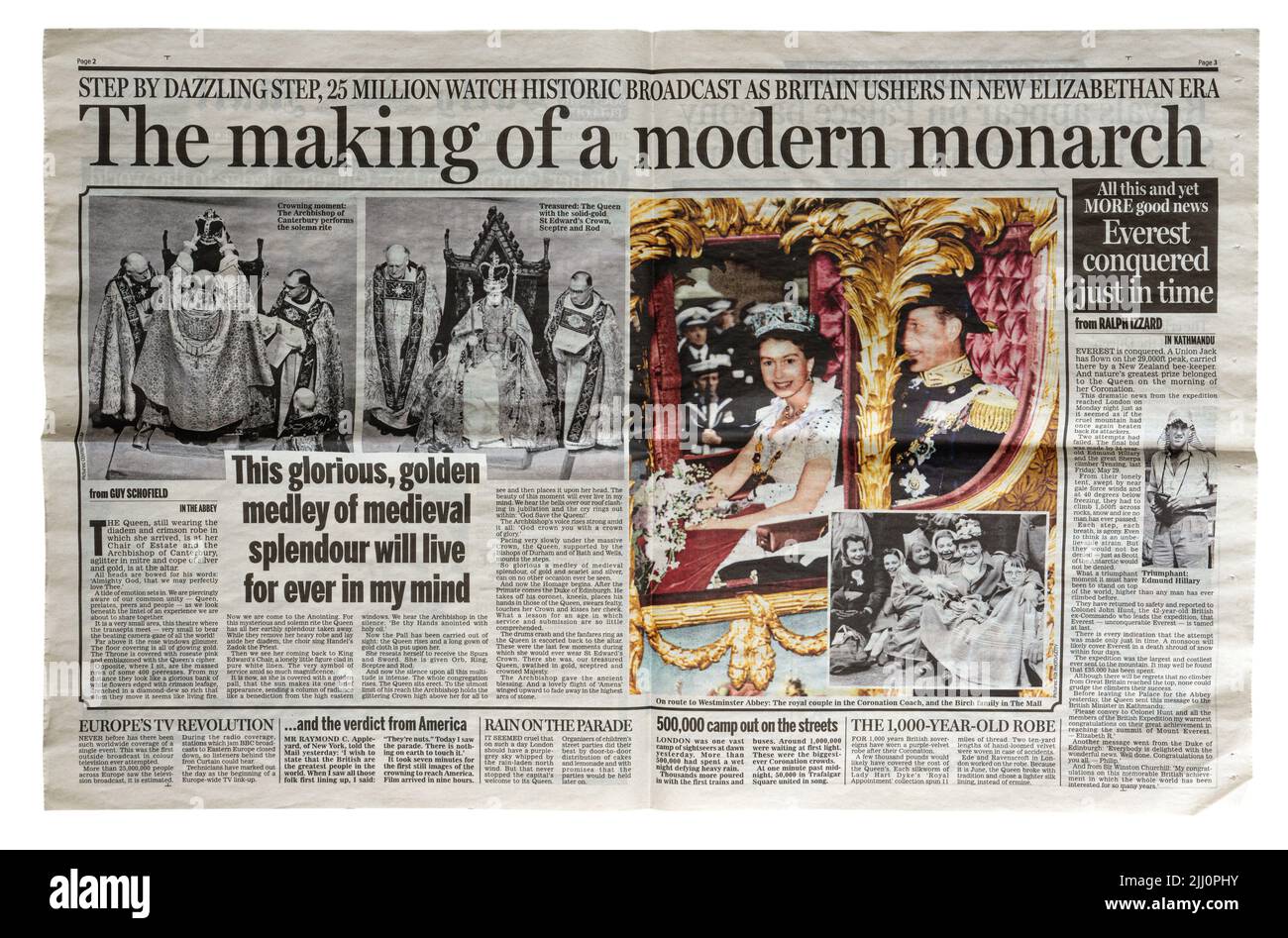 Eine Reproduktion einer Daily Mail Doppelseite, die über Prinzessin Elizabeth zum Zeitpunkt des Todes ihres Vaters (König George VI.) und ihres Beitritts zum t Stockfoto
