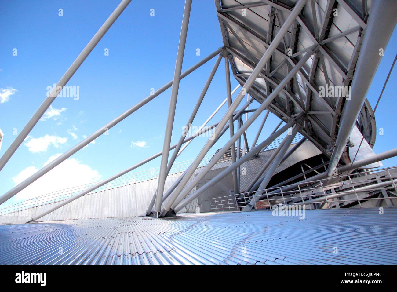 Architektonische komplexe Struktur, Tragwerksplanung. Blick auf ein Dach, technische Architektur. Stockfoto Architektonische komplexe Struktur, Tragwerksplanung. Blick auf ein Dach, technische Architektur. Stockfoto