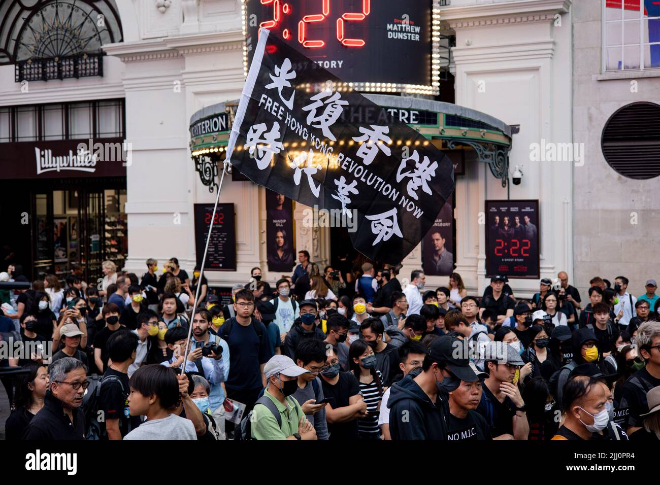 London, Großbritannien. 21.. Juli 2022. Ein Überblick über die Demonstranten während der Demonstration. Hongkongers versammelten sich am 3.. Jahrestag des Yuen Long Mob-Angriffs 721 im Piccadilly Circus in London, um gegen den Totalitarismus der chinesischen Gemeinschaftspartei zu protestieren. Kredit: SOPA Images Limited/Alamy Live Nachrichten Stockfoto
