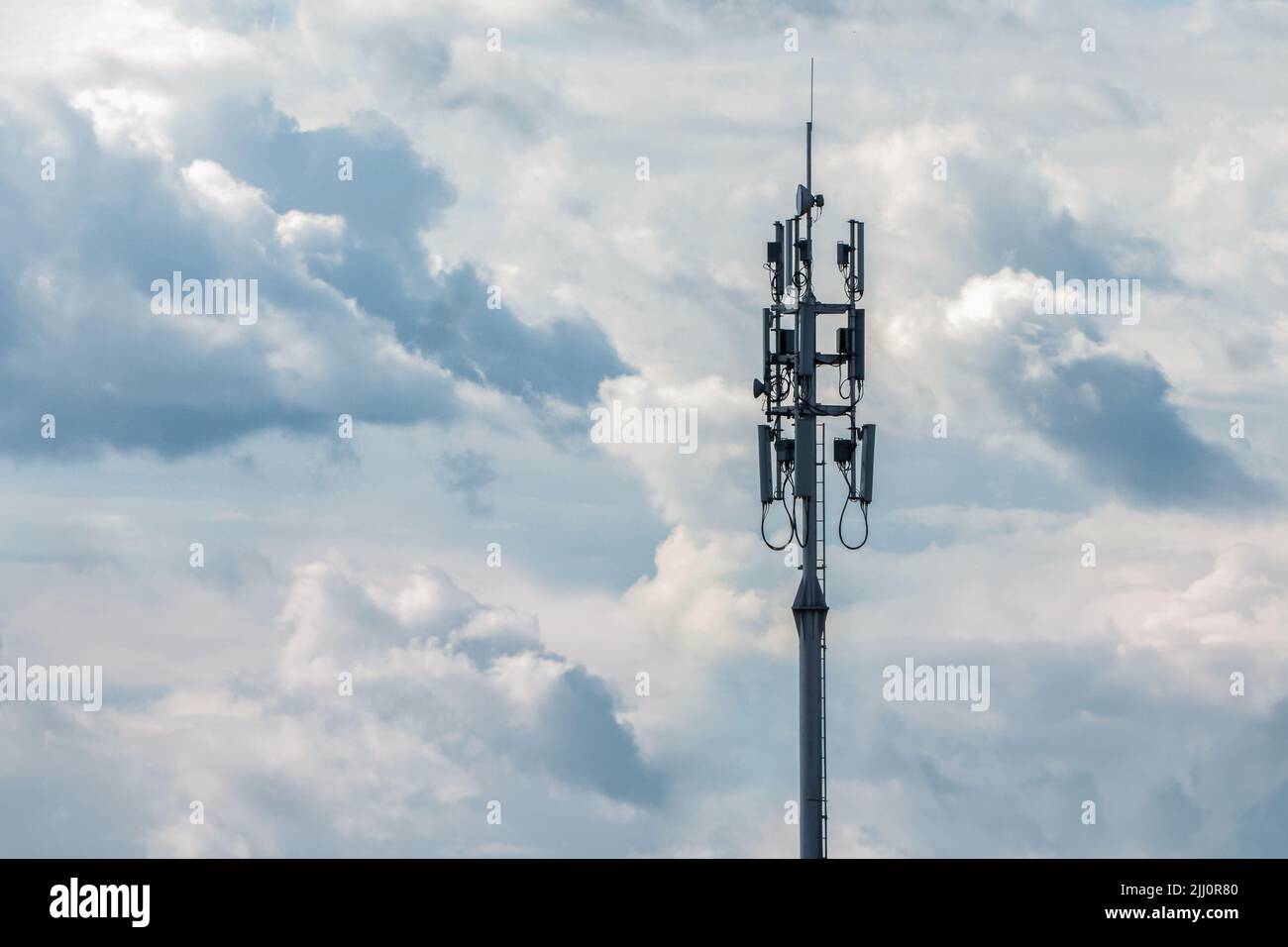 Mobilfunknetz Sender Turm auf bewölktem Himmel Hintergrund, kopieren Raum Stockfoto