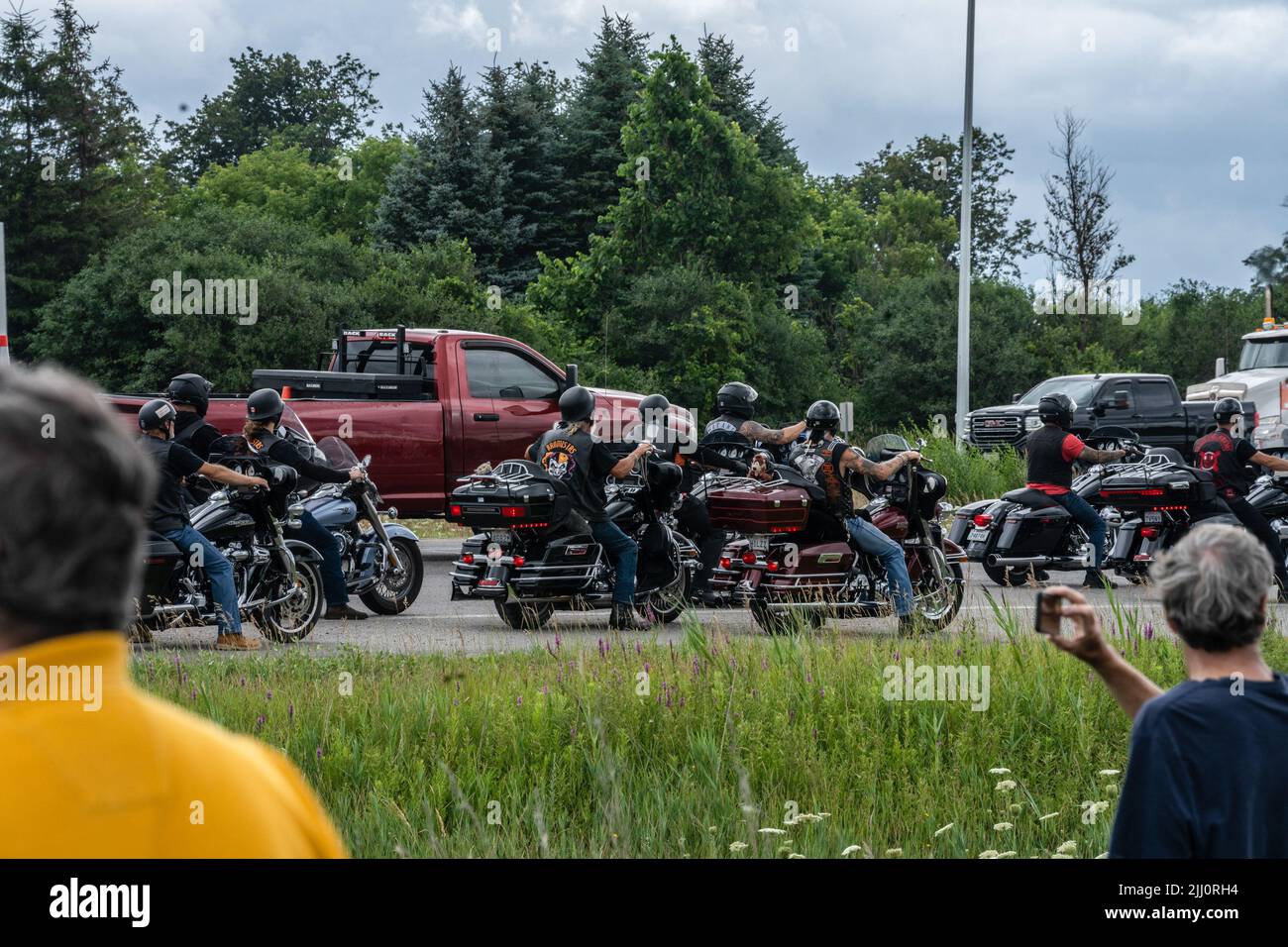 Aurora, Kanada. 21.. Juli 2022. Die Leute schauen auf eine Prozession von Motorrädern entlang der Autobahn. Hunderte von Hells Angels-Mitgliedern rollten durch die Region York in Richtung Toronto zu einer Gedenkprozession. Die Prozession ist zu Ehren eines gefallenen Mitglieds des Outlaw Hells Angels Motorcycle Club. Kredit: SOPA Images Limited/Alamy Live Nachrichten Stockfoto