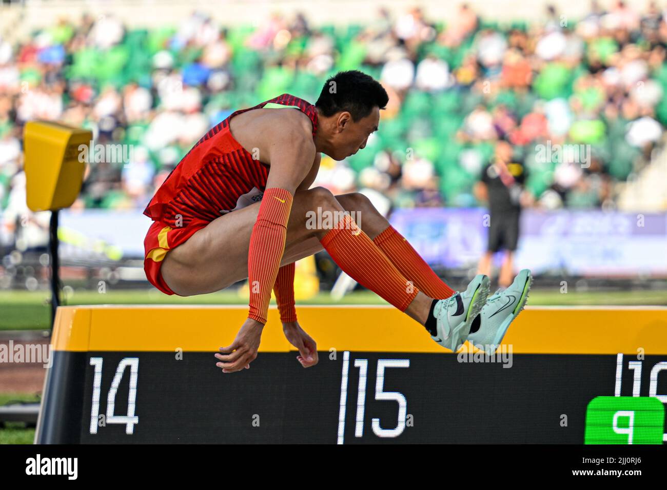 EUGENE, USA - 21. JULI: Yaming Zhu aus China tritt während der Leichtathletik-Weltmeisterschaften am 21. Juli 2022 in Eugene, USA, beim Dreisprung der Männer an (Foto: Andy Astfalck/BSR Agency) Atletiekunie Stockfoto