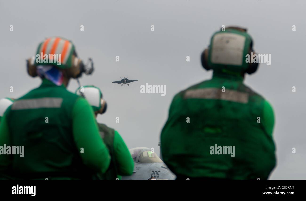 220714-N-YS933-1049 PAZIFISCHER OZEAN (14. Juli 2022) der Flugzeugträger USS Nimitz (CVN 68) führt den Flugbetrieb durch. Nimitz ist derzeit im Flottenbereich der USA 3. unterwegs. (USA Navy Foto von Mass Communications Specialist 2. Klasse Lorenzo Fekieta-Martinez) Stockfoto