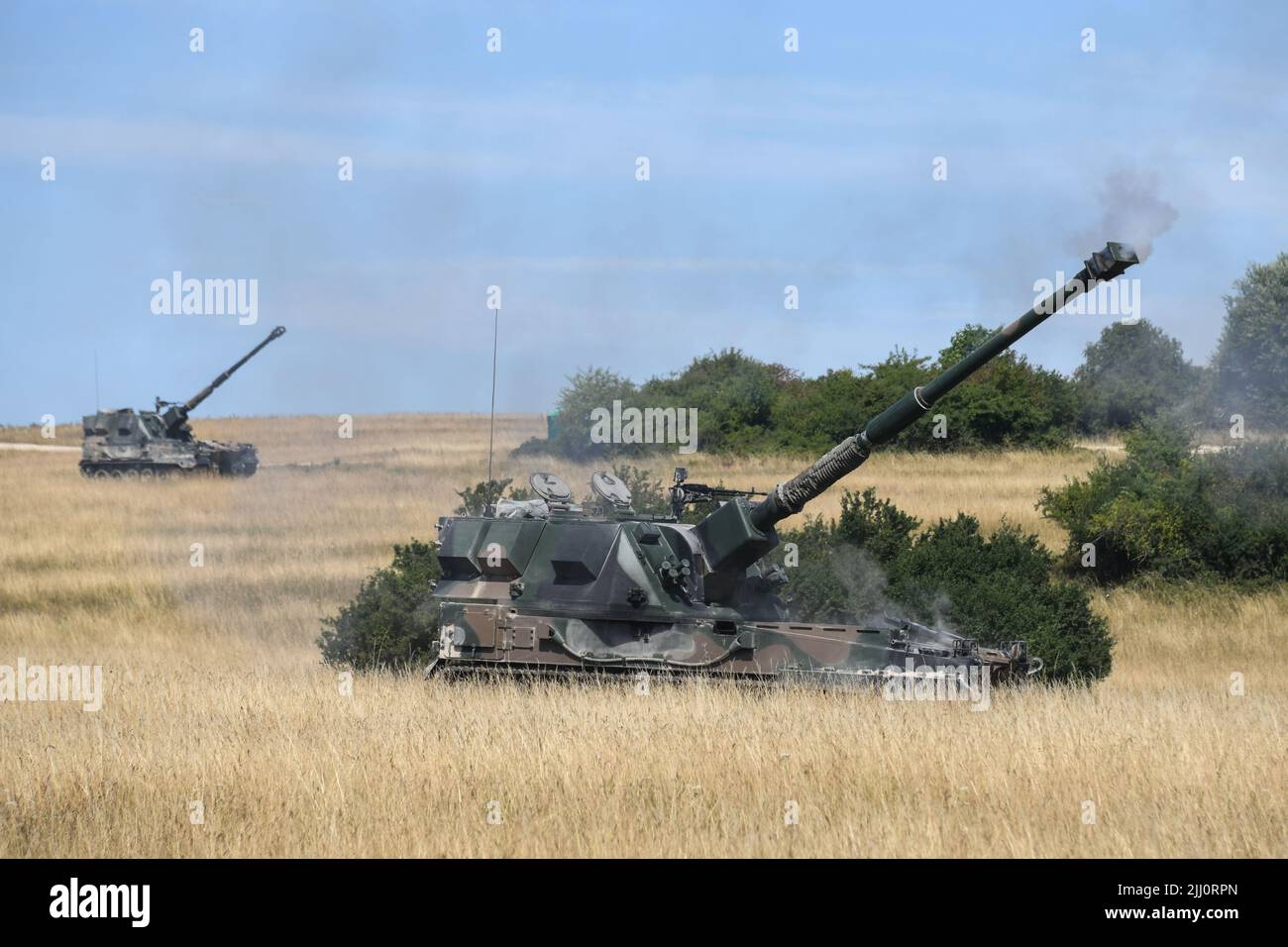 Polnische Soldaten mit 2. Bataillons und 5. 7. Artilleriebrigaden führen während der Übung Dynamic Front 22 im Trainingsgebiet Grafenwoehr, 20. Juli 2022, eine Feuermission mit selbstfahrenden Haubitzen der AHS Krab 155mm durch. DF22, geleitet von 56. Artillery Command und US Army Europe and Africa, ist die führende US-geführte NATO Allied and Partner Integrated Fires Übung im Europäischen Theater, die sich auf die Interoperabilität von Bränden und die Steigerung der Bereitschaft, Letalität und Interoperabilität in den Bereichen Mensch, Verfahren und Technik konzentriert. (USA Armeefoto von Markus Rauche Stockfoto