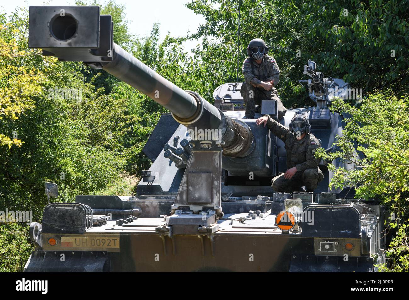 Polnische Soldaten mit 2. Bataillon, 5. Artilleriebrigade posieren für ein Foto mit ihren selbstfahrenden Haubitzen der AHS Krab 155mm während der Übung Dynamic Front 22 auf dem Trainingsgelände des 7. Army Training Command in Grafenwoehr, Deutschland, 20. Juli 2022. DF22, geleitet von 56. Artillery Command und US Army Europe and Africa, ist die führende US-geführte NATO Allied and Partner Integrated Fires Übung im Europäischen Theater, die sich auf die Interoperabilität von Bränden und die Steigerung der Bereitschaft, Letalität und Interoperabilität in den Bereichen Mensch, Verfahren und Technik konzentriert. (USA Armeefoto von Markus Rauchen Stockfoto