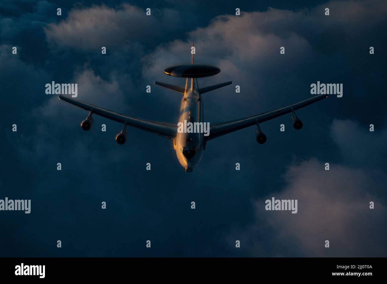Ein Flugzeug der US Air Force E-3 Sentry Airborne Warning and Control System, das dem 968. Expeditionary Airborne Air Control Squadron zugewiesen wurde, führt während einer Unterstützungsmission des US-Präsidenten im zentralen Verantwortungsbereich der US Air Forces am 15. Juli 2022 Luftoperationen durch. Die AFCENT-Kräfte sind nach wie vor bemüht, die diplomatischen Bemühungen der Regierung zur Förderung der Sicherheit und der regionalen Stabilität im Nahen Osten zu unterstützen. (USA Foto der Luftwaffe von Staff Sgt. Christian Sullivan) Stockfoto