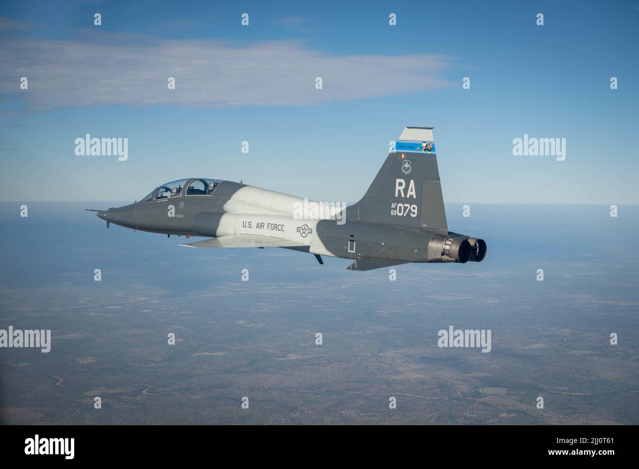 1. LT. Jason Mandizvidza, Trainingspilot und Capt. Der brasilianischen Luftstreitkräfte Feleiras, 435. Kampftrainingsgeschwader, fliege einen 12. Flying Training Wing T-38 Talon und führe eine Kampfschadenkontrolle auf der Joint Base San Antonio-Randolph, Texas, 7. Juli 2022 durch. Eine Kampfschadensprüfung ist der Prozess, mit dem Piloten die Luftfrachten des anderen auf mögliche Schäden prüfen, die sie während des Fluges erlitten haben. (USA Luftwaffe Foto von Senior Airman Tyler McQuiston) Stockfoto