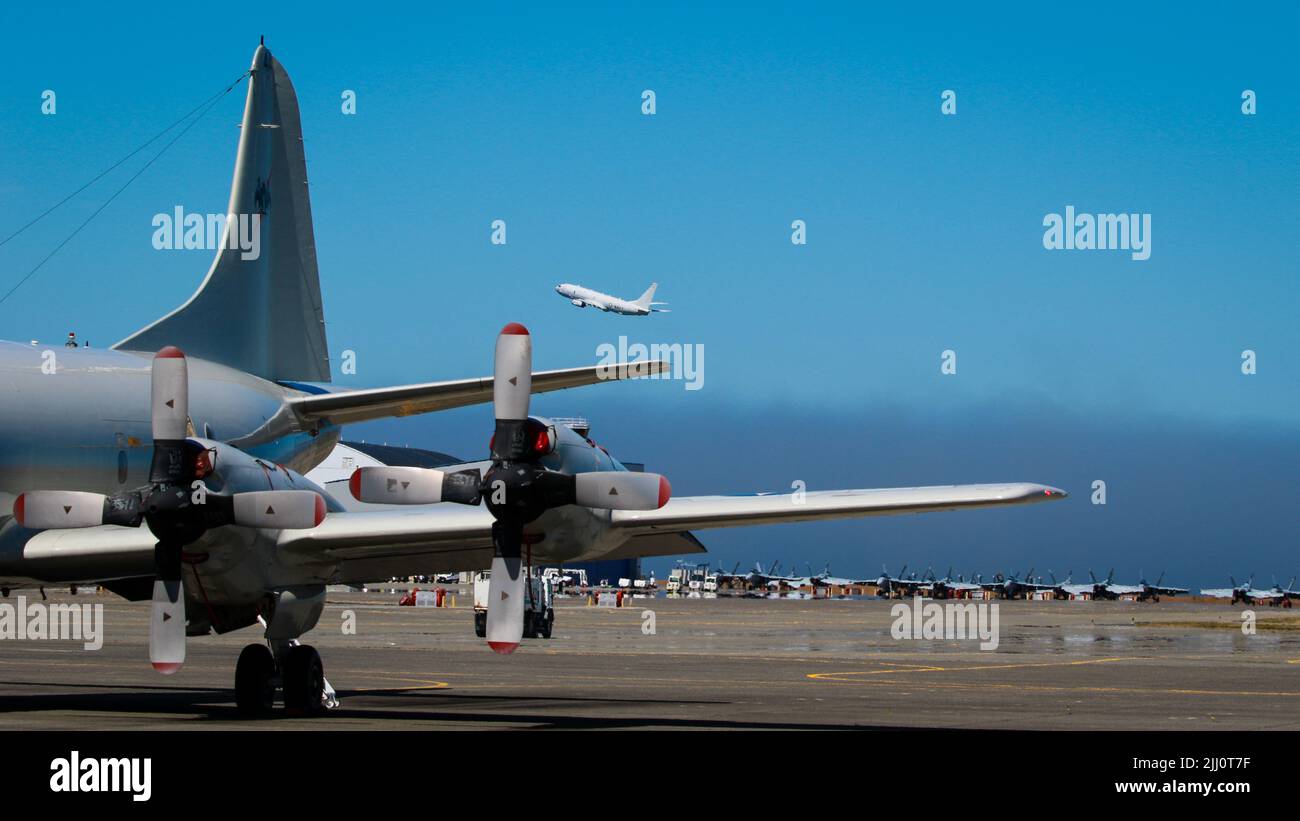 220720-N-OZ224-0029 MARINEFLUGPLATZ WHIDBEY ISLAND, Washington (20. Juli 2022) – Ein P-8A Poseidon, der Patrol Squadron (VP) 47, den ‘Goldenen Schwertkämpfern’, zugewiesen wurde, hebt vom Naval Air Station (NAS) Whidbey Island, 20. Juli ab. VP-47 ist eine Seepatrouillengeschwader, die derzeit im NASWI stationiert ist. Die Goldenen Schwertkämpfer fliegen mit dem P-8A Poseidon, der ersten Langzeit-Anti-U-Boot-Kriegsplattform der Marine. (USA Navy Photo von Mass Communication Specialist 1. Class Brandon J. Vinson/VERÖFFENTLICHT) Stockfoto