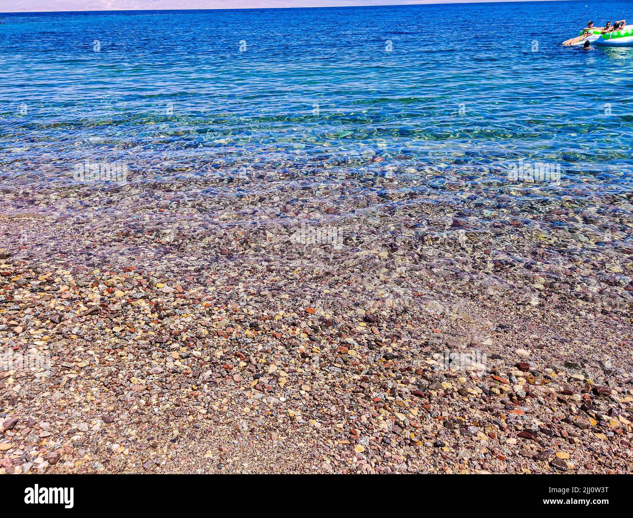 Felsen und Steine an der Küste an einem der Strände in Ras Shitan, Sinai, Ägypten Stockfoto