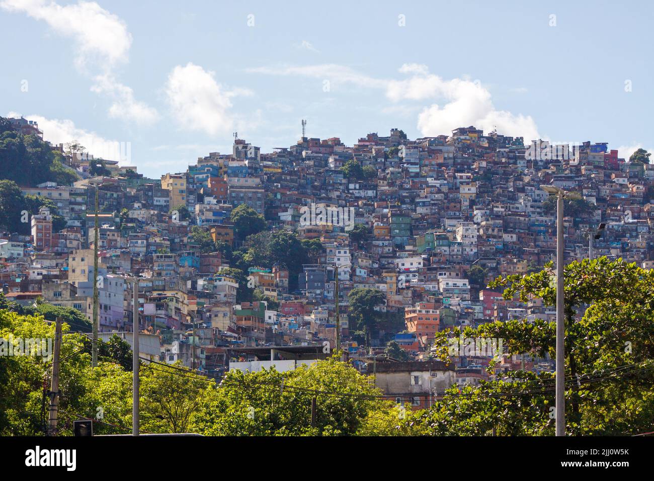 Rocinha Favela in Rio de Janeiro, Brasilien - 09. Mai 2022 : Rocinha Favela aus dem Sao Conrado-Viertel in Rio de Janeiro. Stockfoto