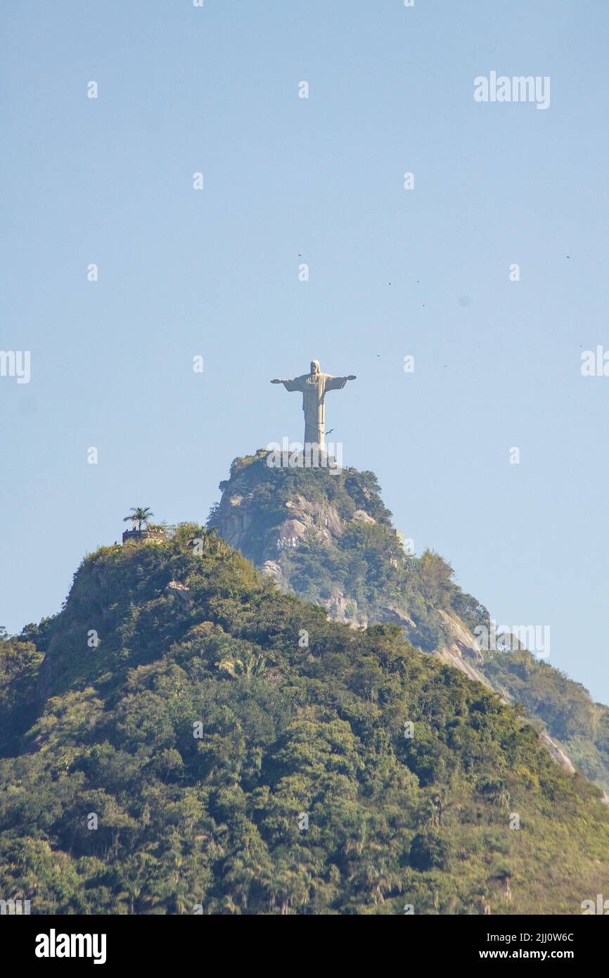 Christus, der Erlöser und der Dona Marta-Standpunkt in Rio de Janeiro, Brasilien - 02. Juli 2022 : Dona Marta-Standpunkt und die Statue von Christus, dem Erlöser Stockfoto