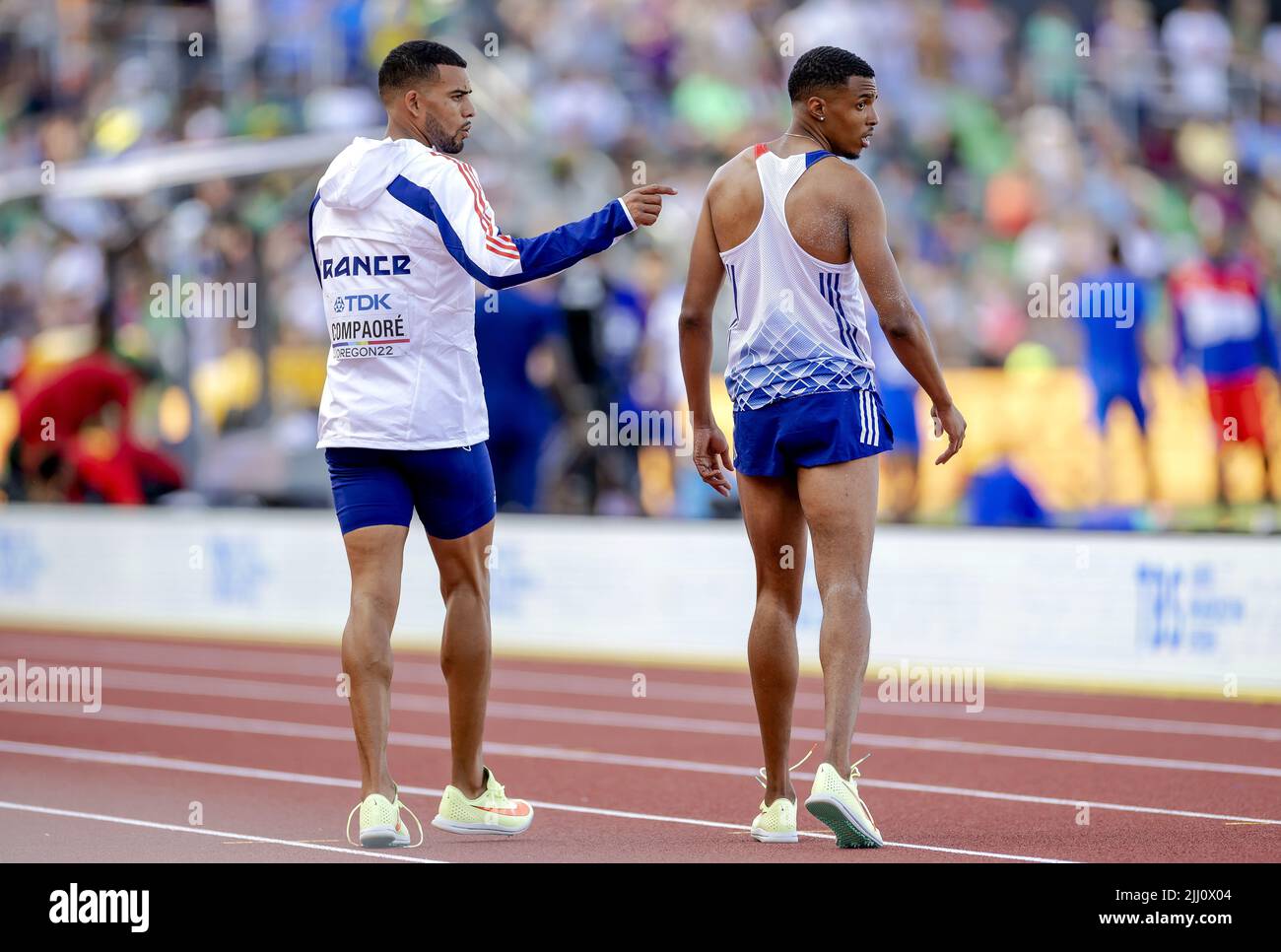 2022-07-22 03:37:47 EUGENE - Benjamin Compaore und Enzo Hodebar (FRA) in Aktion während des Dreisprung-Qualifying am siebten Tag der Leichtathletik-Weltmeisterschaften im Hayward Field Stadium. ANP ROBIN VAN LONKHUIJSEN niederlande Out - belgien Out Stockfoto