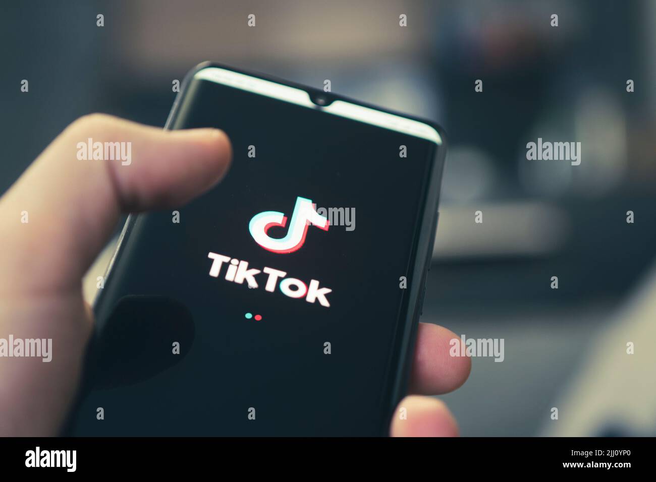 Das Logo von Tik Tok - eine beliebte Anwendung zum Ansehen von Videos auf einem schwarzen Smartphone. Barnaul. Russland. Februar 4, 2021 Stockfoto