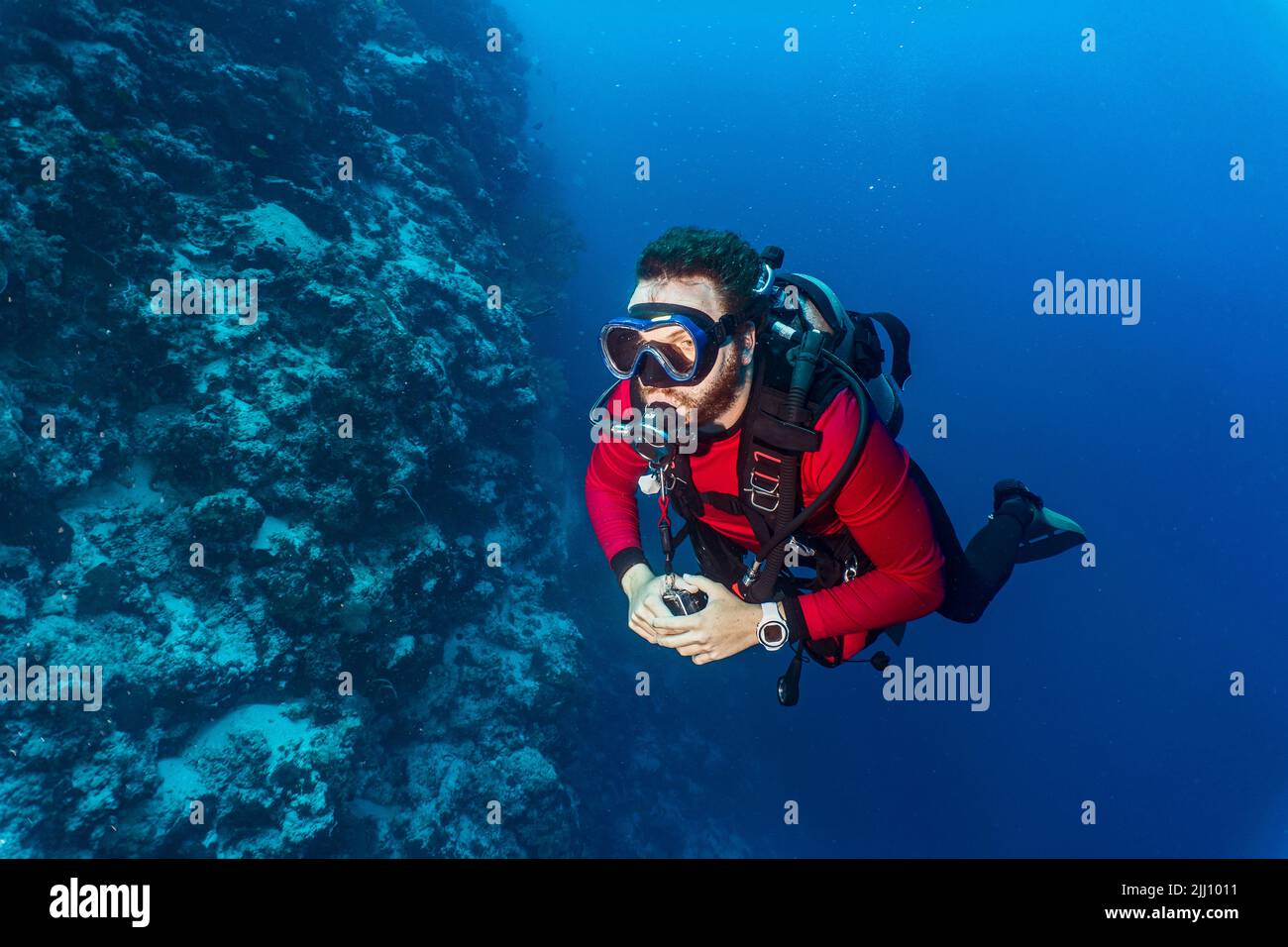 Taucher beim Erkunden des Tubbataha Reef auf den Philippinen Stockfoto
