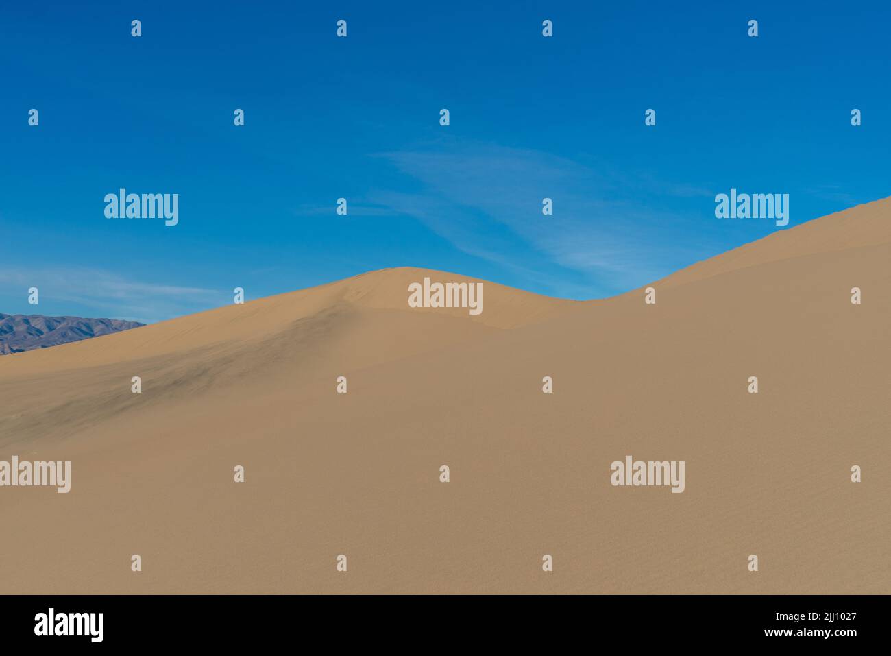 Wüstensand, Sanddünen und Wellen im Sand, Stockfoto