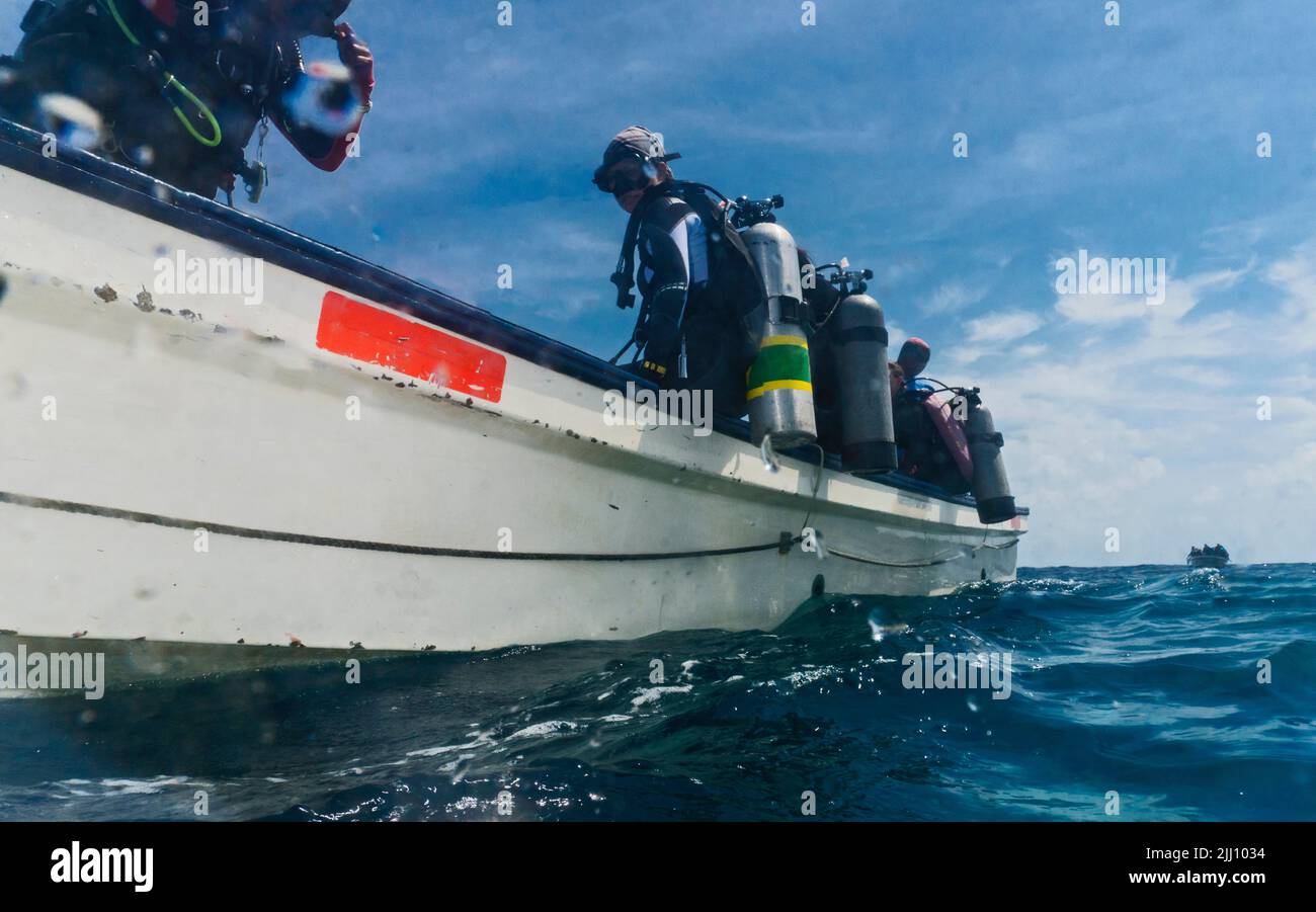 Taucher, die sich bereit machen, am Tubbataha Reef ins Meer zu stürzen Stockfoto