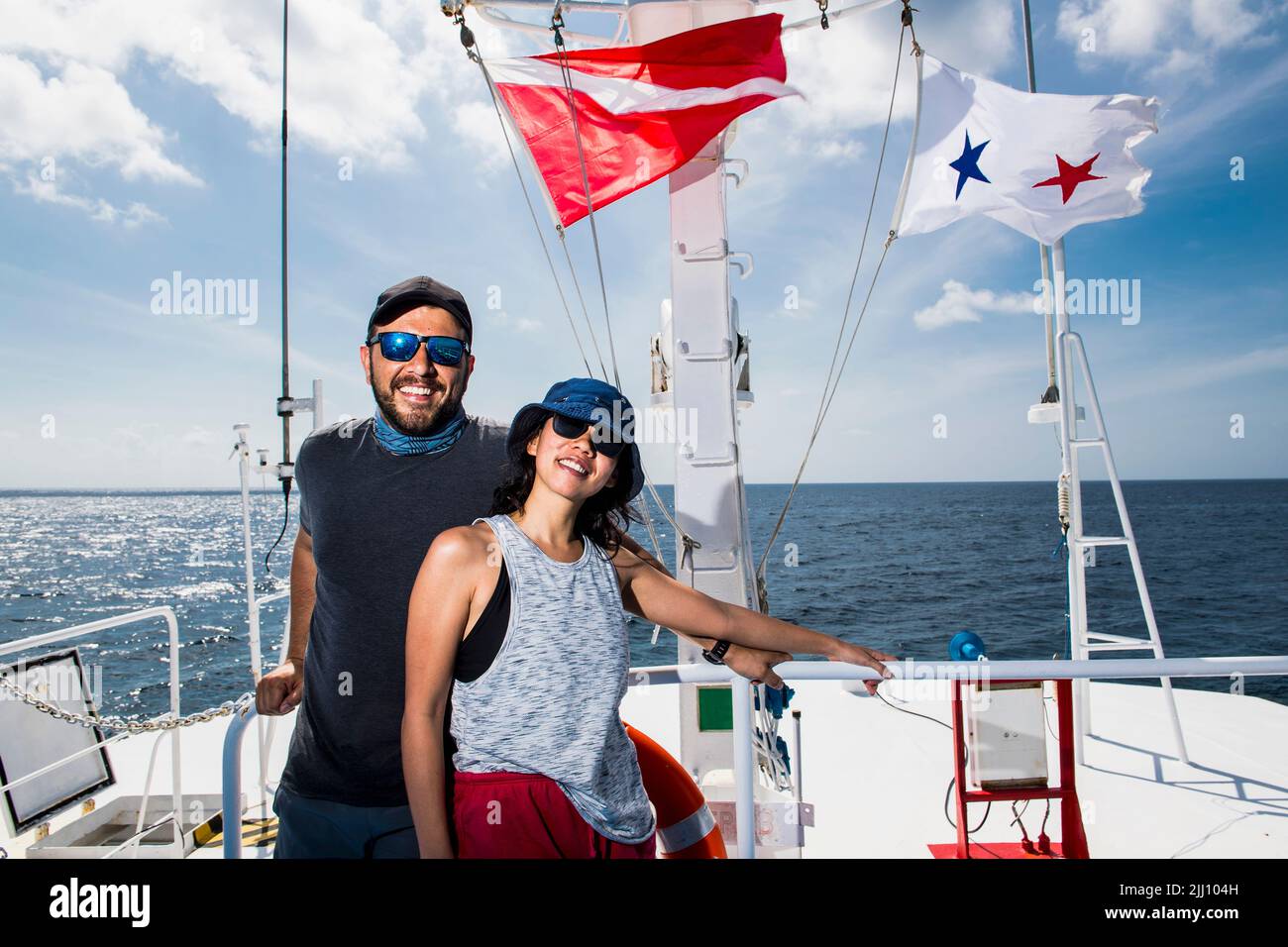Paar an Bord eines Forschungsschiffs am Tubbataha Riff Stockfoto