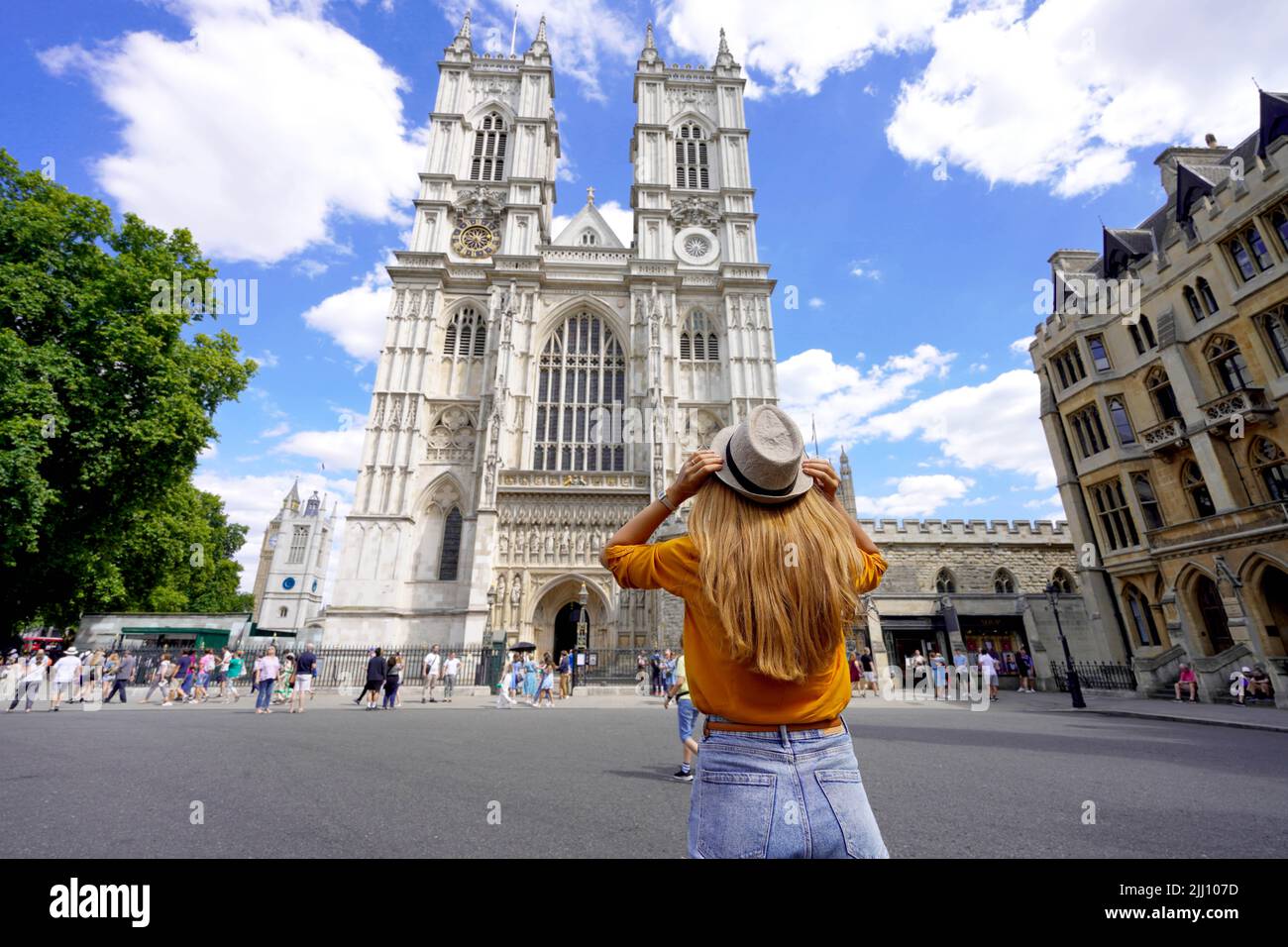 Tourismus in London, Großbritannien. Junge Frau, die an einem sonnigen Tag die Sehenswürdigkeiten Londons besucht. Stockfoto